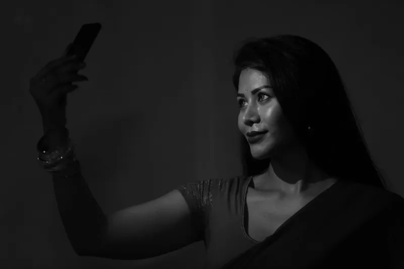 Mirror, Mirror on the Feed: How Wave-Edited Photos Are Quietly Rewiring Your Self-Image